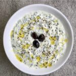 Tzatziki to sos grecki przygotowany z gęstego pełnotłustego jogurtu z dodatkiem startych i odciśniętych świeżych ogórków doprawiony czosnkiem, octem winnym, oliwą i świeżym koperkiem.