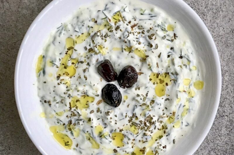 Tzatziki to sos grecki przygotowany z gęstego pełnotłustego jogurtu z dodatkiem startych i odciśniętych świeżych ogórków doprawiony czosnkiem, octem winnym, oliwą i świeżym koperkiem.