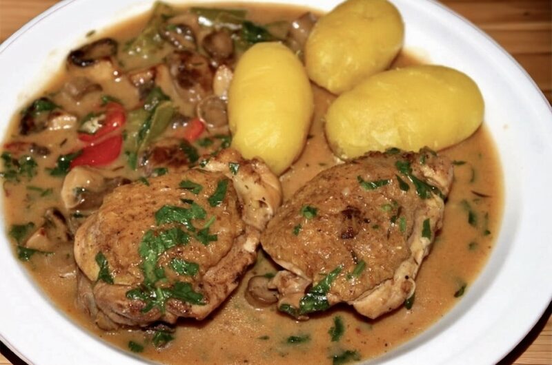 Udka z kurczaka duszone w sosie z dodatkiem pieczarek i świeżej papryki podbitym na koniec kwaśną śmietaną.