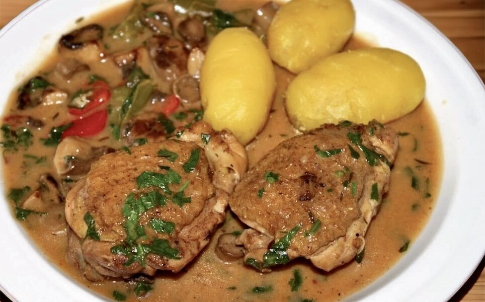 Udka z kurczaka duszone w sosie z dodatkiem pieczarek i świeżej papryki podbitym na koniec kwaśną śmietaną.