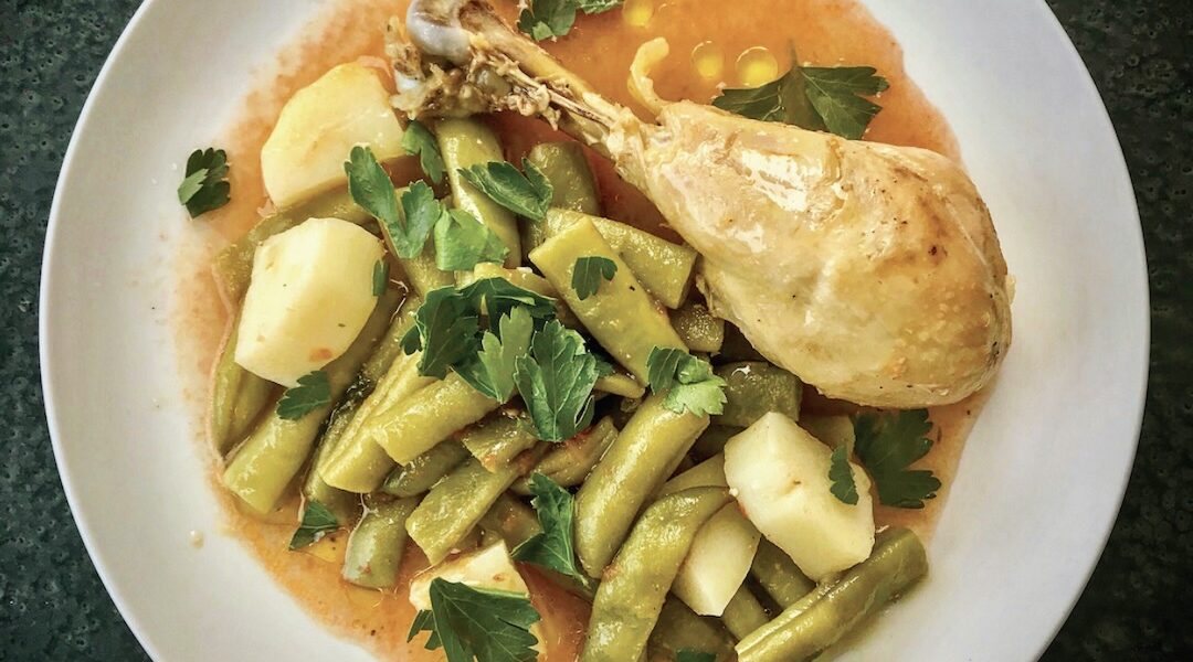 Udko z kurczaka duszone z ziemniakami, fasolką szparagową i startymi pomidorami ze sporą ilością oliwy.