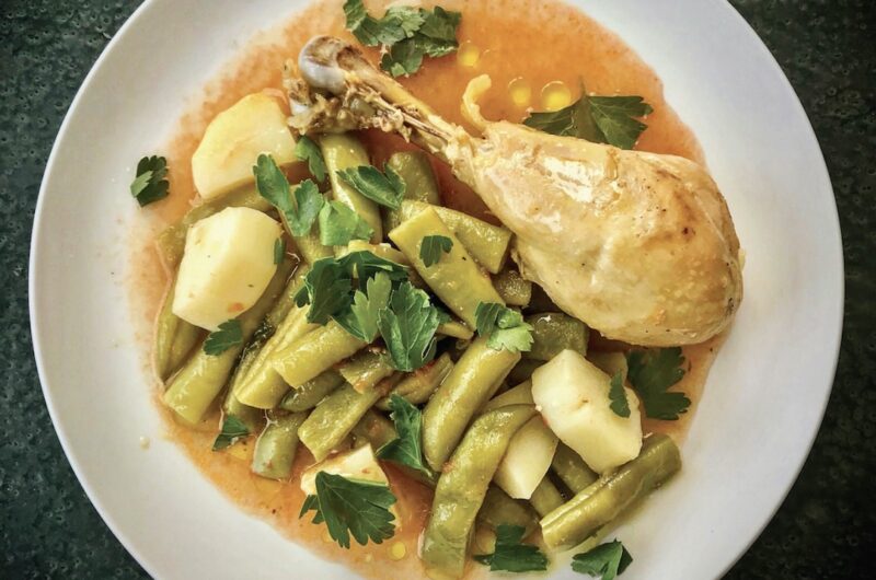 Udko z kurczaka duszone z ziemniakami, fasolką szparagową i startymi pomidorami ze sporą ilością oliwy.