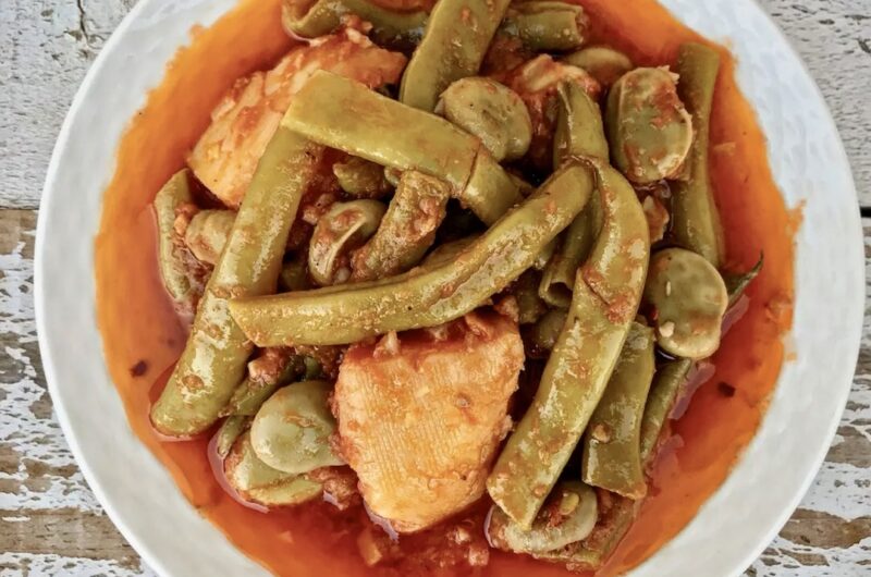 Warzywa w postaci ziemniaków, fasolki szparagowej i bobu duszone z cebulą i czosnkiem w sosie pomidorowym.