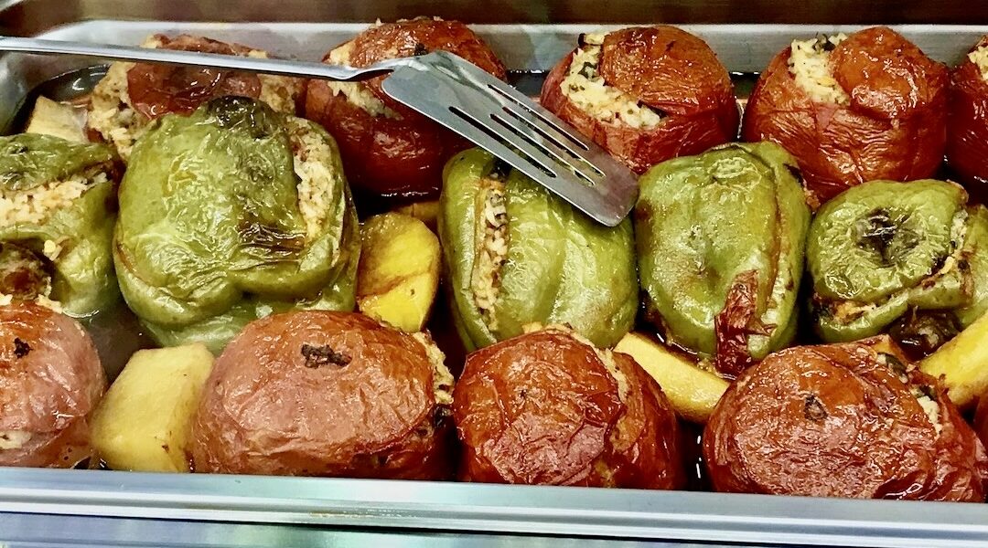 Warzywa faszerowane, czyli zapiekane pomidory, cukinia i papryka wypełnione farszem z ryżu oraz aromatycznych świeżych ziół i sera.