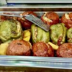 Warzywa faszerowane, czyli zapiekane pomidory, cukinia i papryka wypełnione farszem z ryżu oraz aromatycznych świeżych ziół i sera.