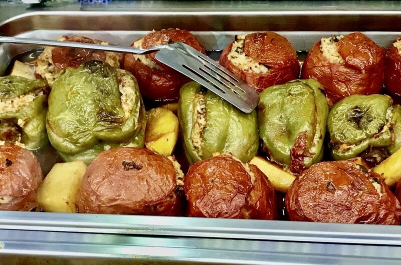 Warzywa faszerowane, czyli zapiekane pomidory, cukinia i papryka wypełnione farszem z ryżu oraz aromatycznych świeżych ziół i sera.