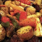 Sezonowe warzywa pokrojone na duże kawałki, a następnie skropione oliwą i pieczone z przyprawami.