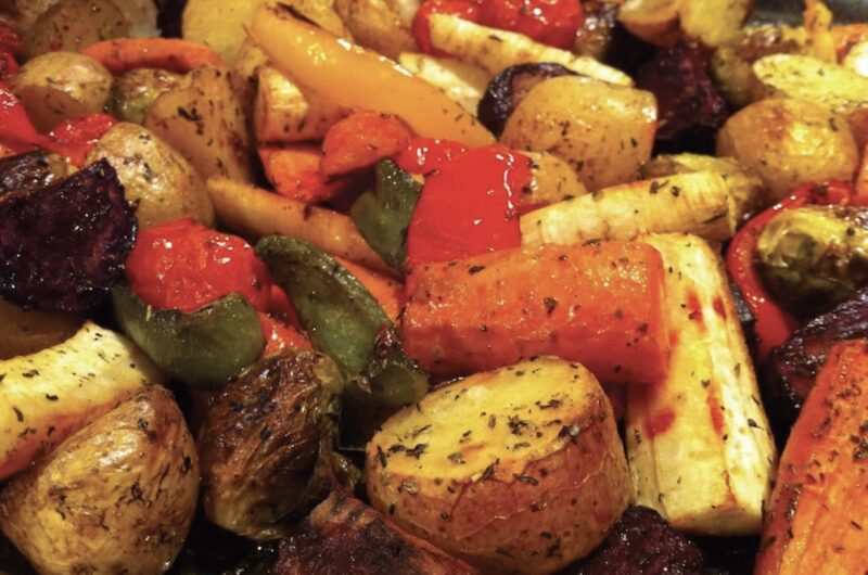 Sezonowe warzywa pokrojone na duże kawałki, a następnie skropione oliwą i pieczone z przyprawami.