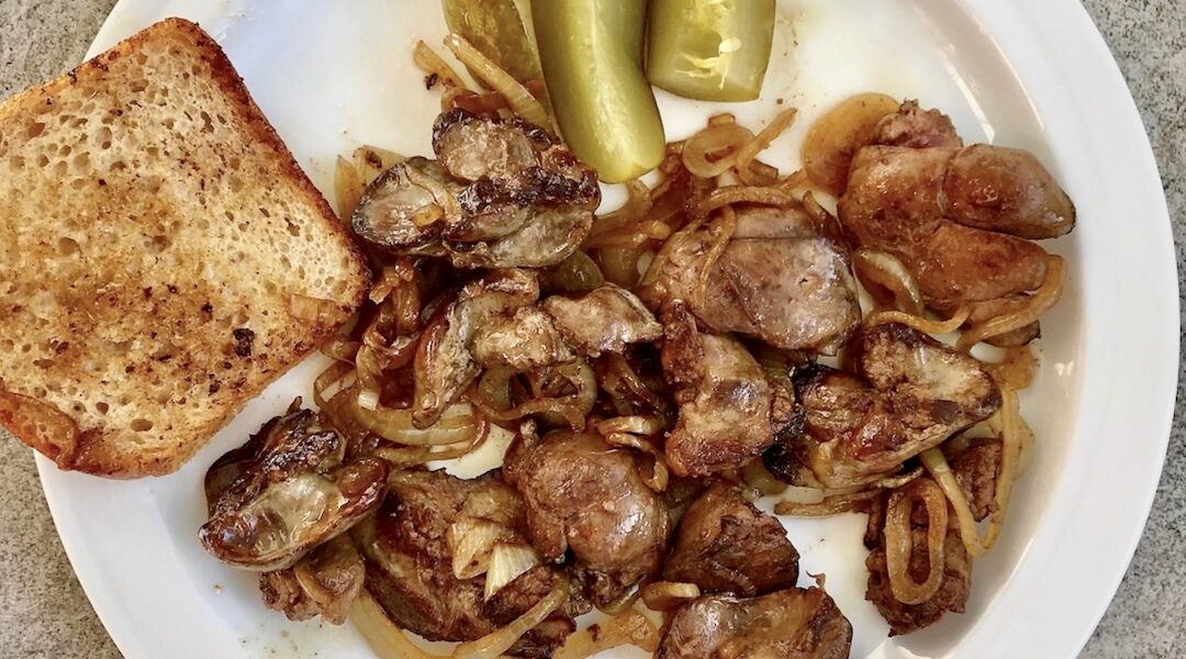 Wątróbka drobiowa oczyszczona i smażona z dodatkiem pokrojonej w piórka cebuli na koniec posypana solą i pieprzem.