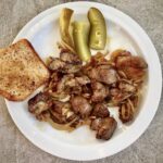 Wątróbka drobiowa oczyszczona i smażona z dodatkiem pokrojonej w piórka cebuli na koniec posypana solą i pieprzem.