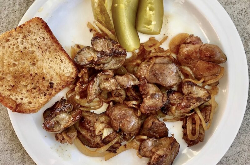 Wątróbka drobiowa oczyszczona i smażona z dodatkiem pokrojonej w piórka cebuli na koniec posypana solą i pieprzem.