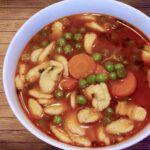 Zupa jarzynowa z zielonego groszku z dodatkiem odrobiny smalcu oraz skwarek i sporej ilości słodkiej, mielonej papryki.