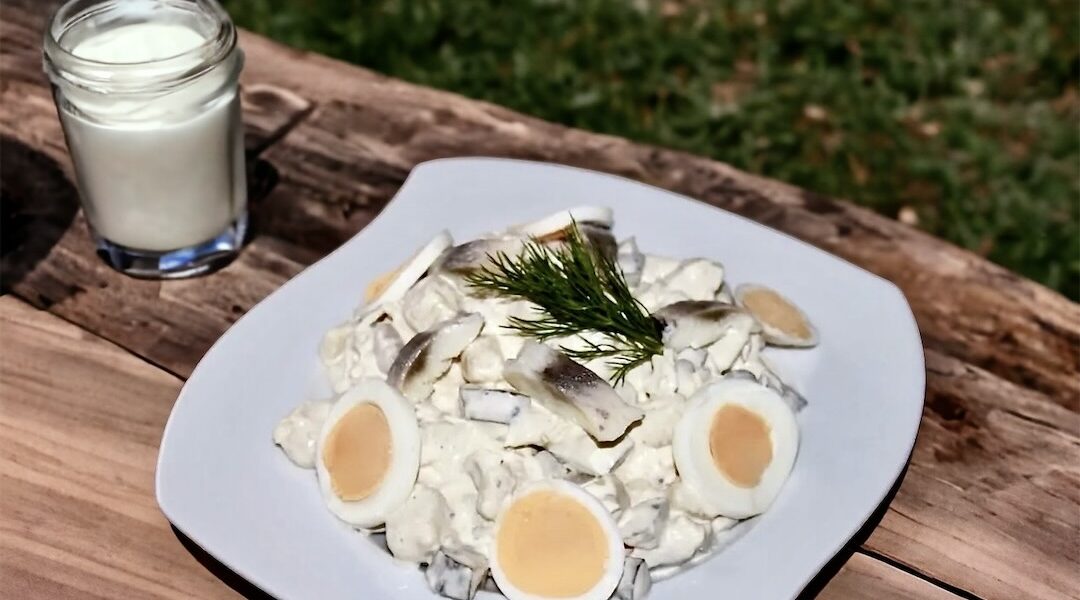 Wiedeńska sałatka śledziowa to połączenie krojonego śledzia matiasa z jabłkiem, fasolką, ziemniakami, ogórkami kiszonymi i anchois.