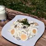 Wiedeńska sałatka śledziowa to połączenie krojonego śledzia matiasa z jabłkiem, fasolką, ziemniakami, ogórkami kiszonymi i anchois.