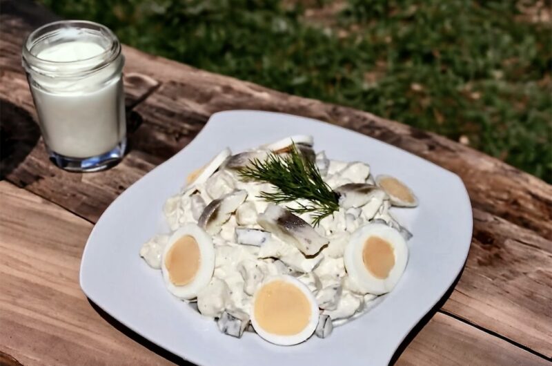 Wiedeńska sałatka śledziowa to połączenie krojonego śledzia matiasa z jabłkiem, fasolką, ziemniakami, ogórkami kiszonymi i anchois.