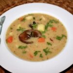 Zupa ziemniaczana przygotowana na jasnej zasmażce z dodatkiem warzyw korzeniowych, grzybów oraz boczku i majeranku.