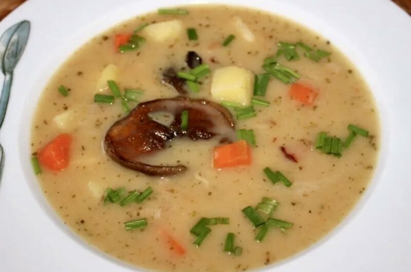 Zupa ziemniaczana przygotowana na jasnej zasmażce z dodatkiem warzyw korzeniowych, grzybów oraz boczku i majeranku.
