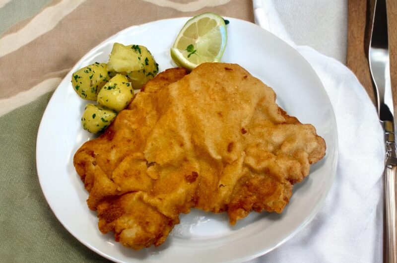 Wiener schnitzel na talerzu czyli panierowany kotlet cielęcy z Austrii. Przygotowuje się go w posobny sposób, jak polskiego kotleta schabowego.