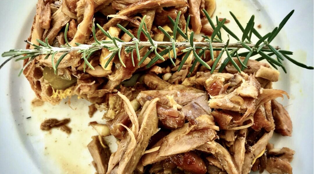 Wieprzowina długo pieczona pozostała z dnia poprzedniego przygotowana z czosnkiem i rozmarynem z dodatkiem sosu pieczeniowego.