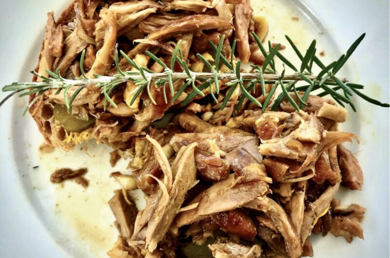 Wieprzowina długo pieczona pozostała z dnia poprzedniego przygotowana z czosnkiem i rozmarynem z dodatkiem sosu pieczeniowego.