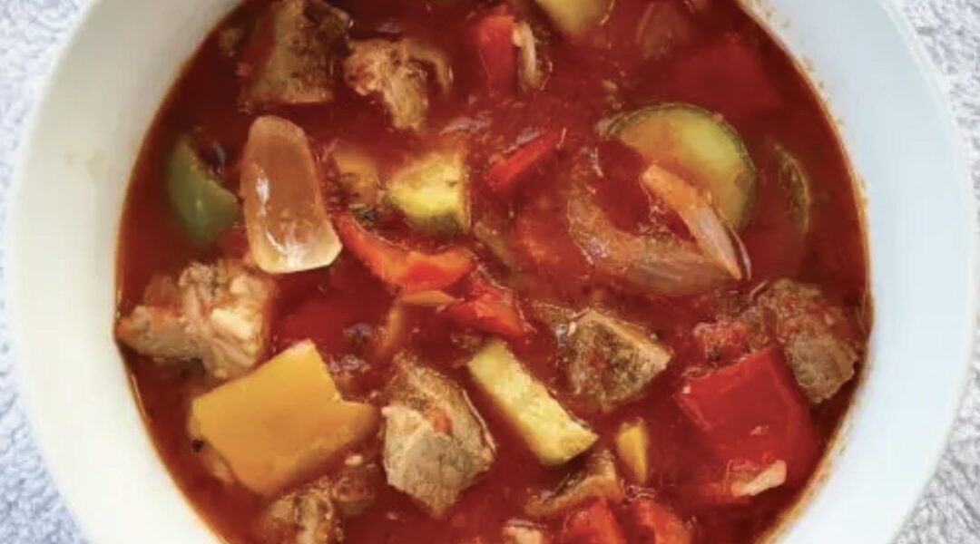 Wieprzowina z dnia poprzedniego krótko duszona z warzywami oraz z dodatkiem startych pomidorów.