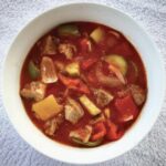 Wieprzowina z dnia poprzedniego krótko duszona z warzywami oraz z dodatkiem startych pomidorów.