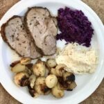 Wieprzowina pieczona po grecku czyli kilogramowy kawałek karkówki wieprzowej najpierw marynowany, a następnie pieczony z ziemniakami i cebulkami perłowymi.