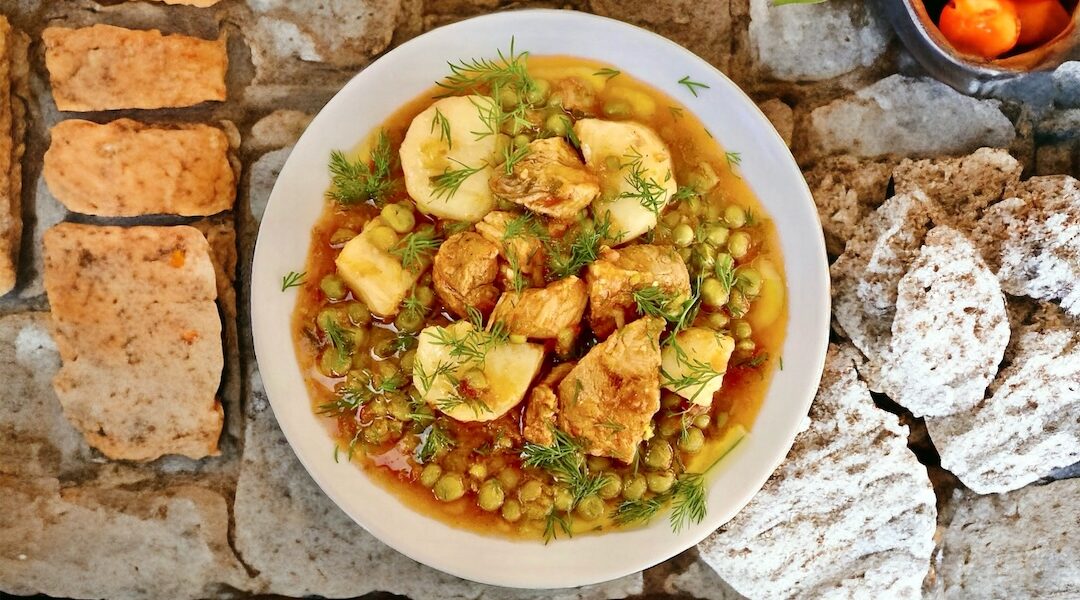 Wieprzowina w kawałkach smażona na oliwie, a następnie duszona z groszkiem i ziemniakami oraz startymi pomidorami.