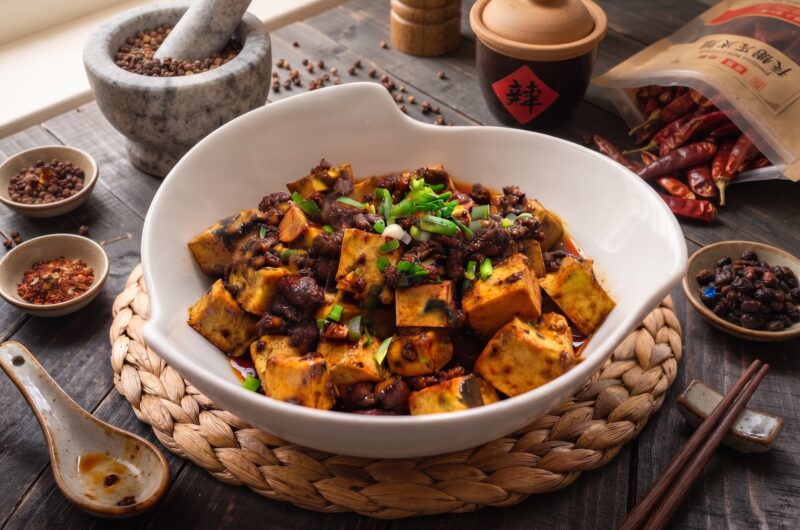 Wieprzowina mielona i marynowane w sosie sojowym, paście chili i oleju sezamowym, a następnie smażone z kawałkami tofu i imbirem.