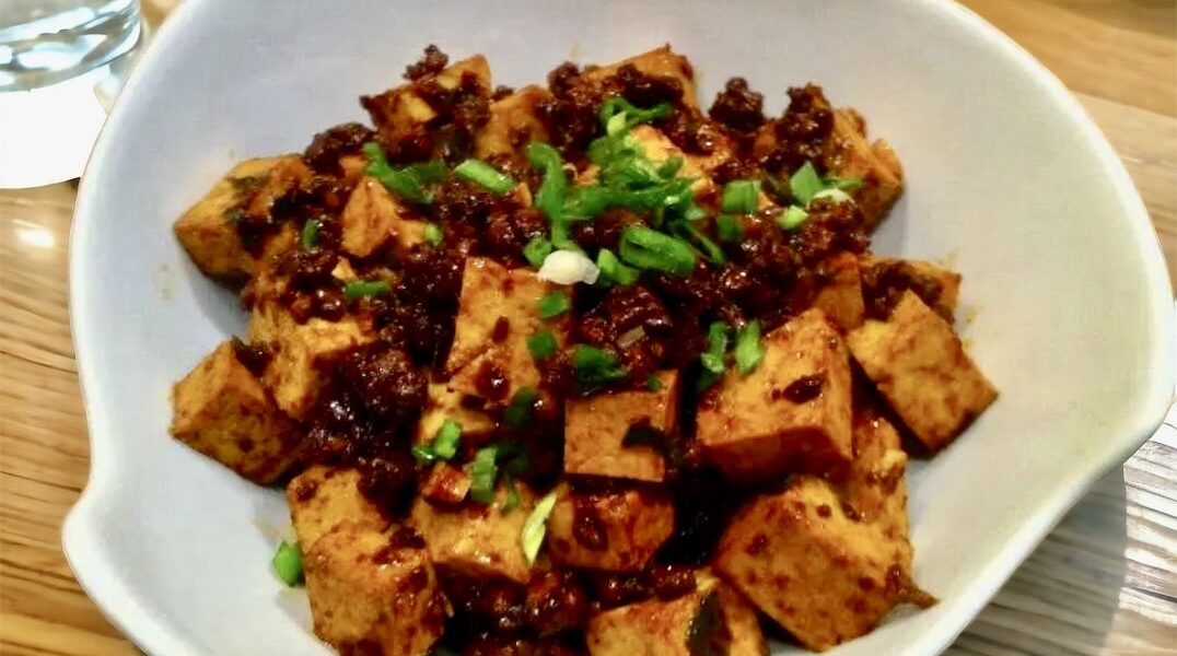 Wieprzowina mielona i marynowane w sosie sojowym, paście chili i oleju sezamowym, a następnie smażone z kawałkami tofu i imbirem.