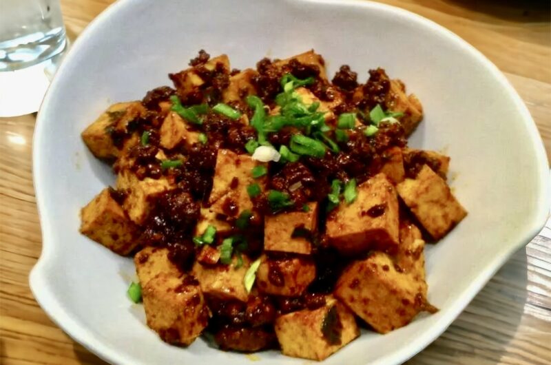 Wieprzowina mielona i marynowane w sosie sojowym, paście chili i oleju sezamowym, a następnie smażone z kawałkami tofu i imbirem.