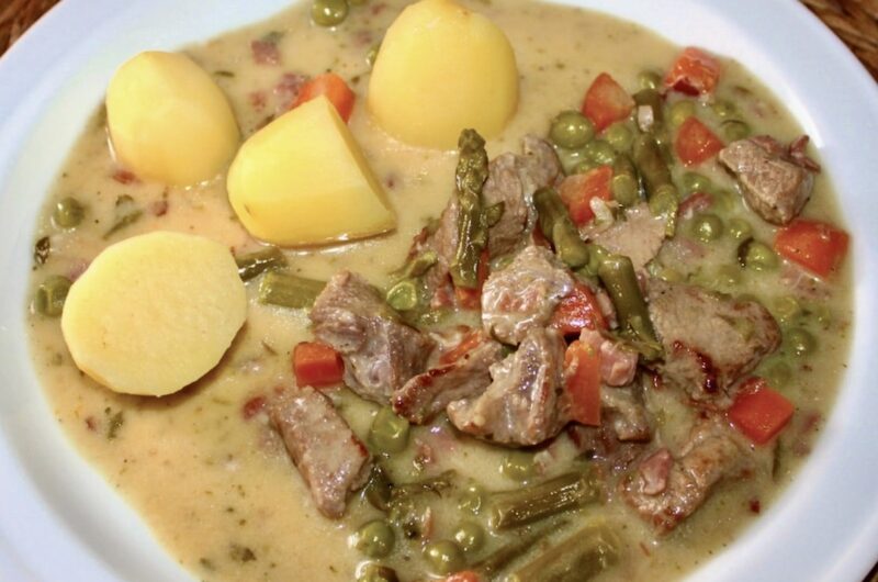 Gulasz cielęcy z mięsa krojonego w kostkę, a następnie duszonego z szynką, marchewką i szparagami na koniec doprawiony słodką śmietanką.