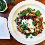 Pokrojona w grube kawałki lekko przerośnięta wołowina pieczona długo w niższej niż zwykle temperaturze.