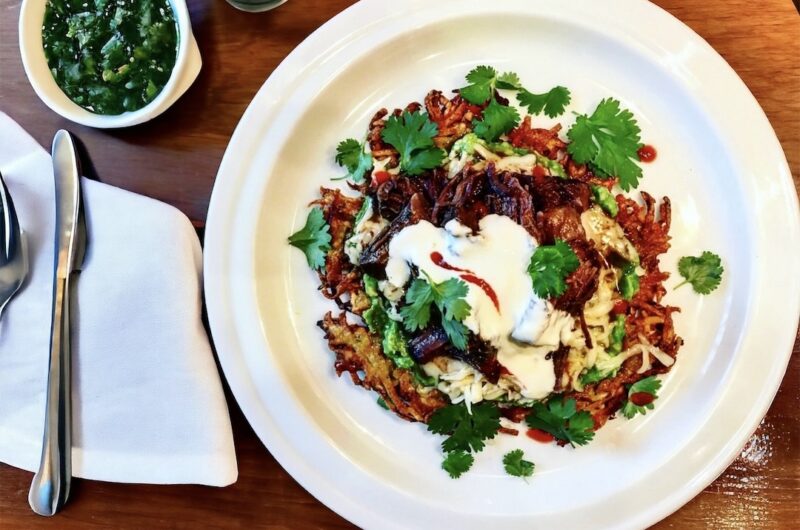 Pokrojona w grube kawałki lekko przerośnięta wołowina pieczona długo w niższej niż zwykle temperaturze.