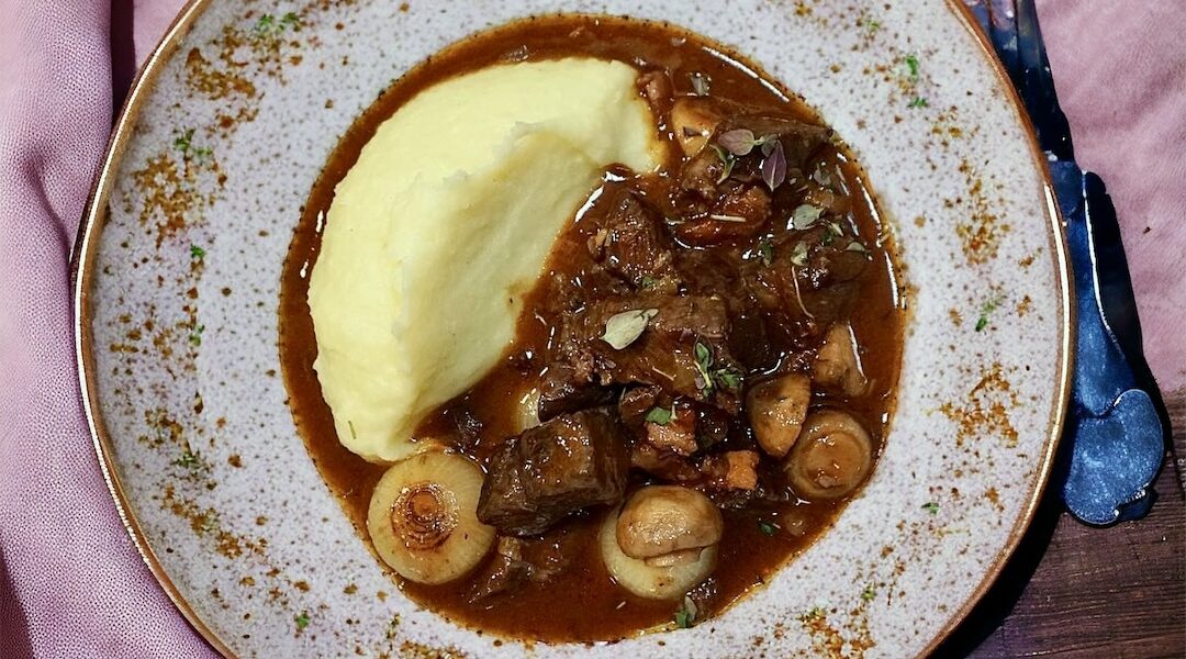 Wołowina pokrojona na kawałki, a następnie duszona po burgundzku w czerwonym winie z boczkiem, pieczarkami i cebulką perłową.