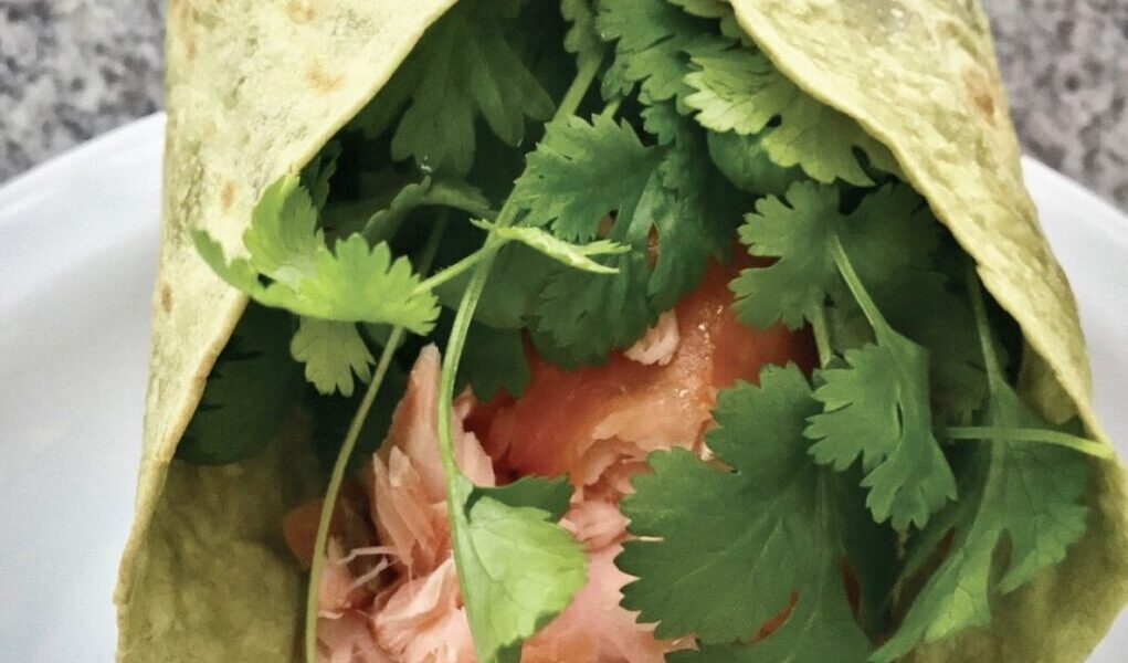 Wrapy z wędzonym łososiem i awokado to świetna i zdrowa przekąska na lunch lub drugie śniadanie.