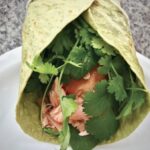 Wrapy z wędzonym łososiem i awokado to świetna i zdrowa przekąska na lunch lub drugie śniadanie.