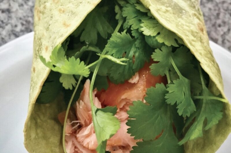 Wrapy z wędzonym łososiem i awokado to świetna i zdrowa przekąska na lunch lub drugie śniadanie.