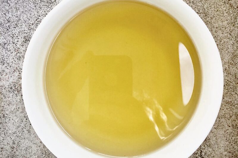 Prosty wywar warzywny przygotowany z warzyw korzeniowych i podstawowych przypraw.