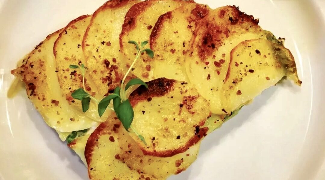 Fantastyczna warstwowa zapiekanka kapuściana przyrządzona z liści kapusty włoskiej, plasterków ziemniaków i sera taleggio.