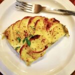 Fantastyczna warstwowa zapiekanka kapuściana przyrządzona z liści kapusty włoskiej, plasterków ziemniaków i sera taleggio.