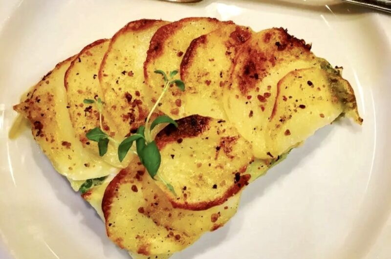 Fantastyczna warstwowa zapiekanka kapuściana przyrządzona z liści kapusty włoskiej, plasterków ziemniaków i sera taleggio.