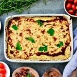 Zapiekanka rybna przyrządzona ze startych warzyw, startego sera, kawałków ryb oraz aksamitnego puree ziemniaczanego.