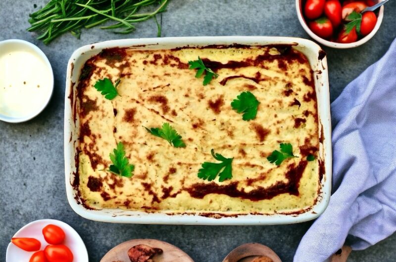 Zapiekanka rybna przyrządzona ze startych warzyw, startego sera, kawałków ryb oraz aksamitnego puree ziemniaczanego.