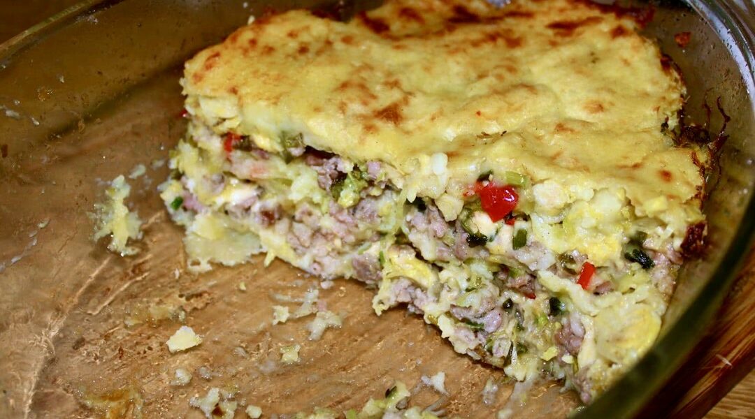 Zapiekanka warzywna przygotowana z puree ziemniaczanego, mięsa z surowej białej kiełbasy, kawałków sera i blanszowanej krojonej brukselki.