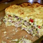 Zapiekanka warzywna przygotowana z puree ziemniaczanego, mięsa z surowej białej kiełbasy, kawałków sera i blanszowanej krojonej brukselki.