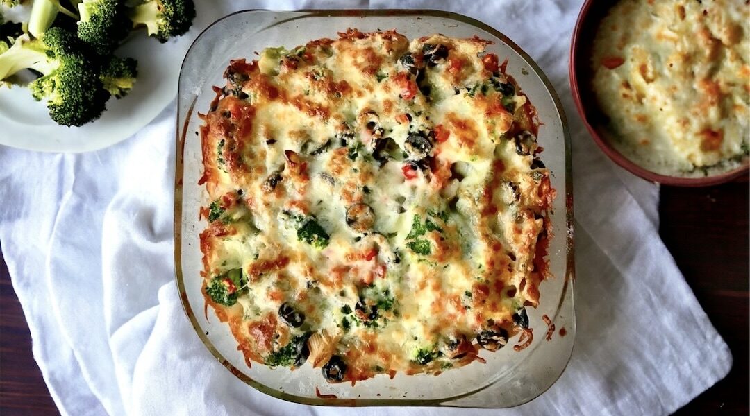 Zapiekanka z krojonym w kostkę kurczakiem z dodatkiem makaronu, brokuła, oliwek oraz jajek i śmietany.