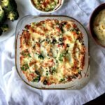 Zapiekanka z krojonym w kostkę kurczakiem z dodatkiem makaronu, brokuła, oliwek oraz jajek i śmietany.