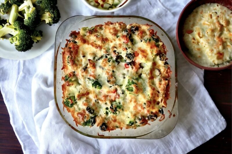 Zapiekanka z krojonym w kostkę kurczakiem z dodatkiem makaronu, brokuła, oliwek oraz jajek i śmietany.