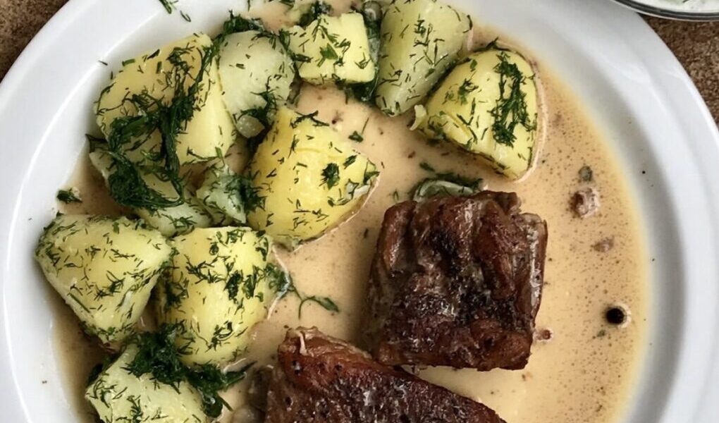 Żeberka wieprzowe duszone z dodatkiem czosnku, chilli, cynamonu, liścia laurowego oraz sporej ilości ziela angielskiego, na koniec doprawione śmietaną.